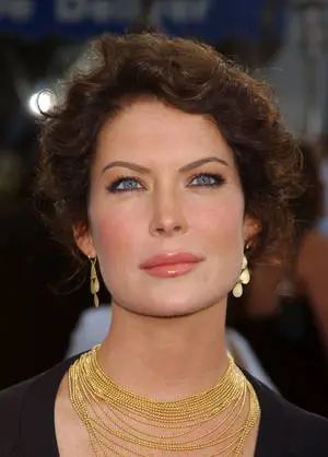 Lara Flynn Boyle at I-Robot Premiere 2004