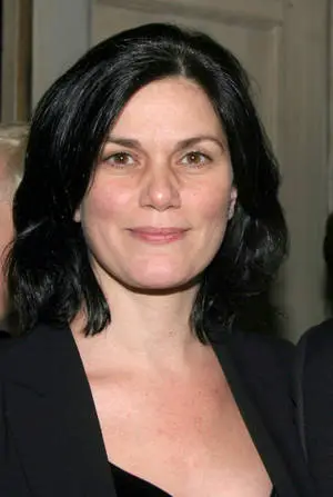 Linda Fiorentino Short Hairstyle