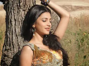 Shruti Hassan Hd Leaning On The Tree